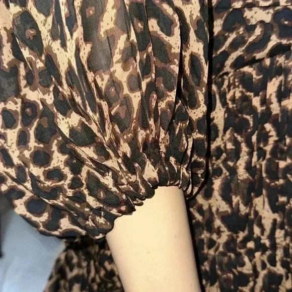 Women’s Chic Leopard Print Smocked Mini Dress size Small - Picture 9 of 11